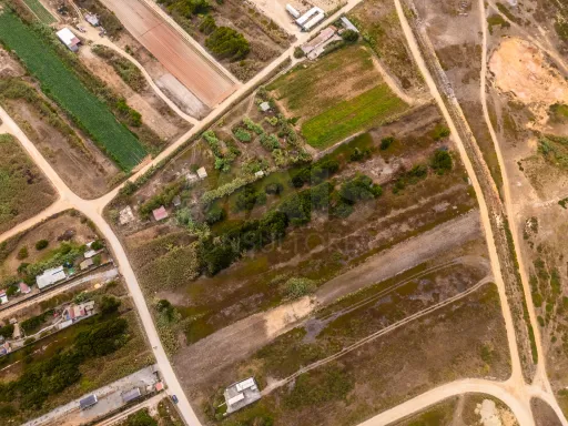 Land located a few meters from Almagreira Beach