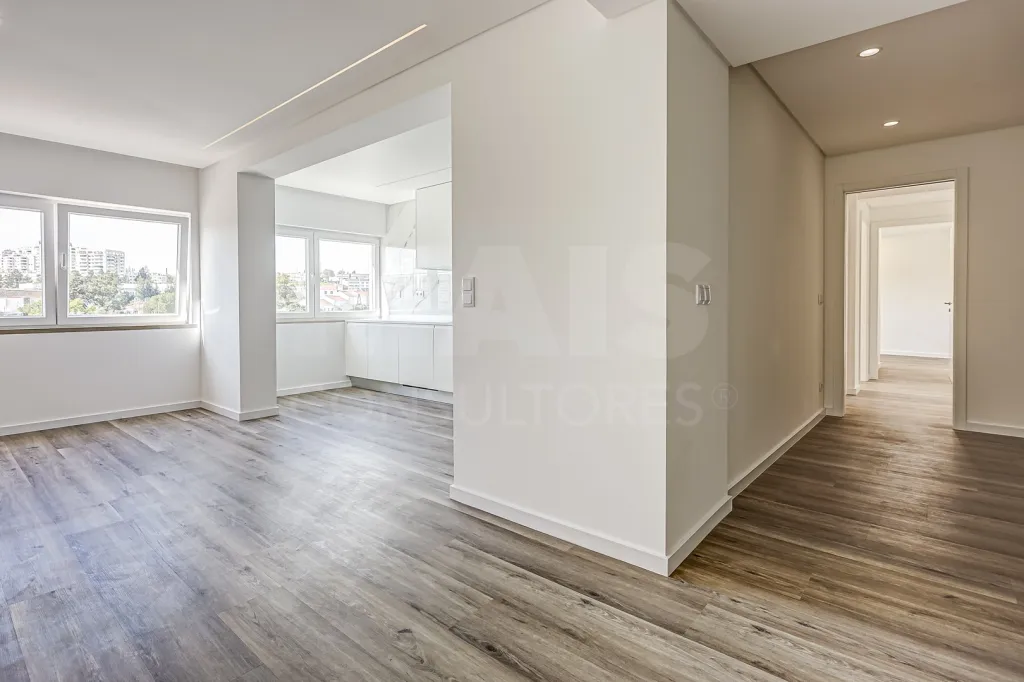 Apartamento T3 totalmente remodelado na Póvoa de Santa Iria com parqueamento