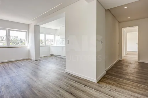 Apartamento T3 totalmente remodelado na Póvoa de Santa Iria com parqueamento
