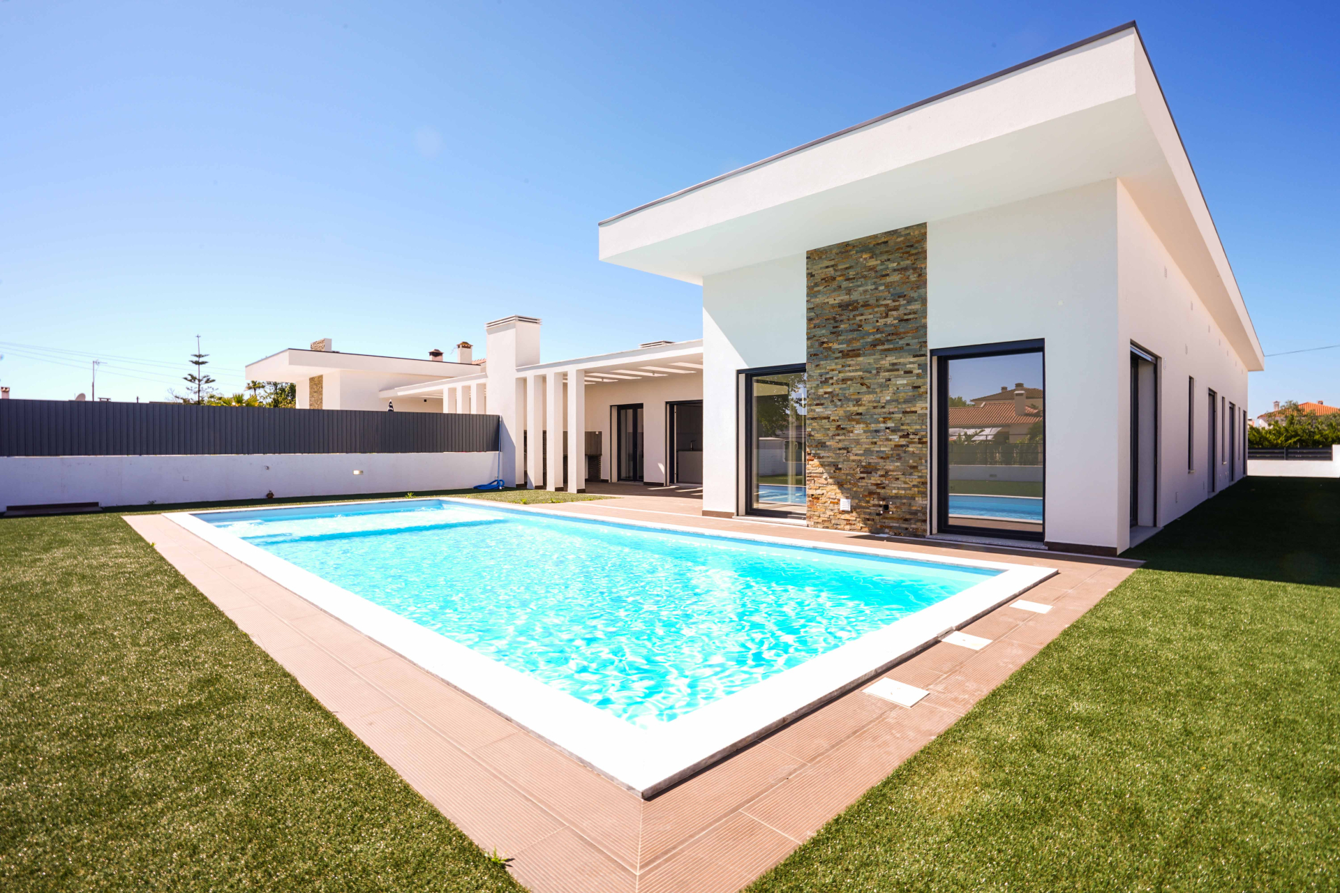 Moradias térreas T4 C\ 4 Suites e Piscina