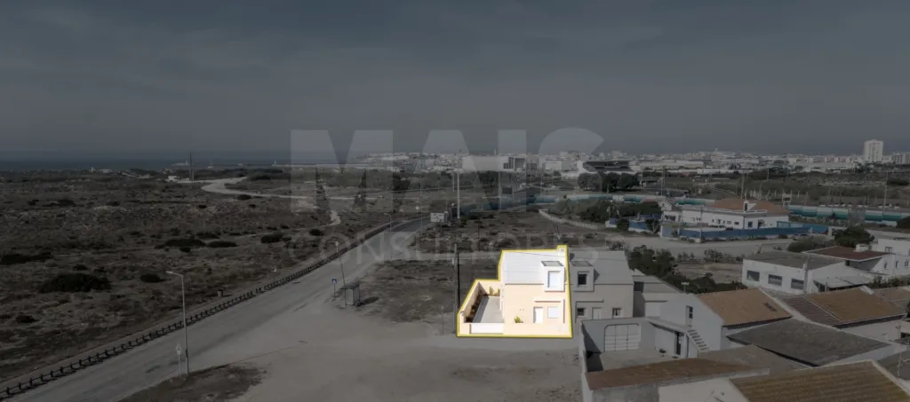Moradia T2 com quintal e vista mar junto aos Supertubos