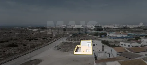 Moradia T2 com quintal e vista mar junto aos Supertubos