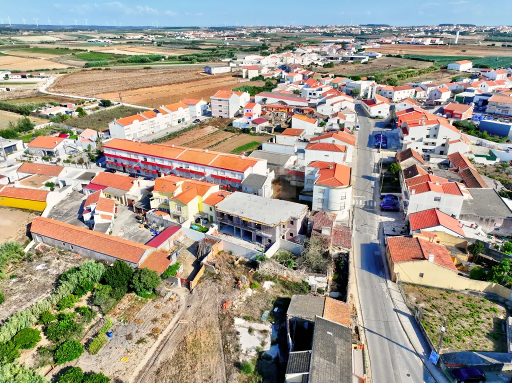 Apartamento T2 com Varanda & Parqueamento Privado, a 1 km da Praia da Consolação | Atouguia da Baleia – Peniche