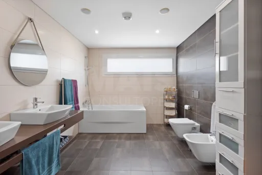 Deslumbrante Moradia T5 com Vista Mar, Piscina Privada e Excelente Exposição Solar