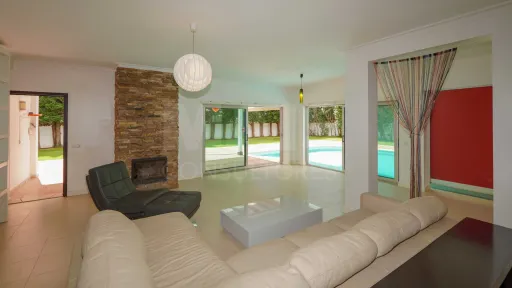 Casa isolada T4 c/ 3 pisos, piscina, lote murado c/ 875m2. Fica dentro da Beloura II... 