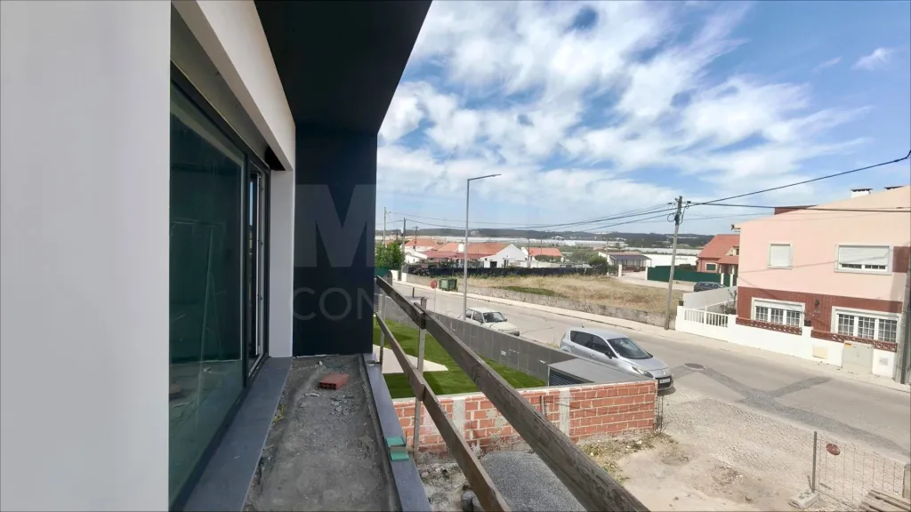 Moradia T4 c/ 1 Master Suite + 2 Suites, Jardim & Parqueamento !