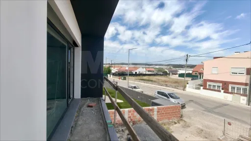 Moradia T4 c/ 1 Master Suite + 2 Suites, Jardim & Parqueamento !