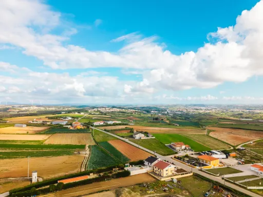Moradia exclusiva com piscina aquecida, suite, garagem e jardim deslumbrante