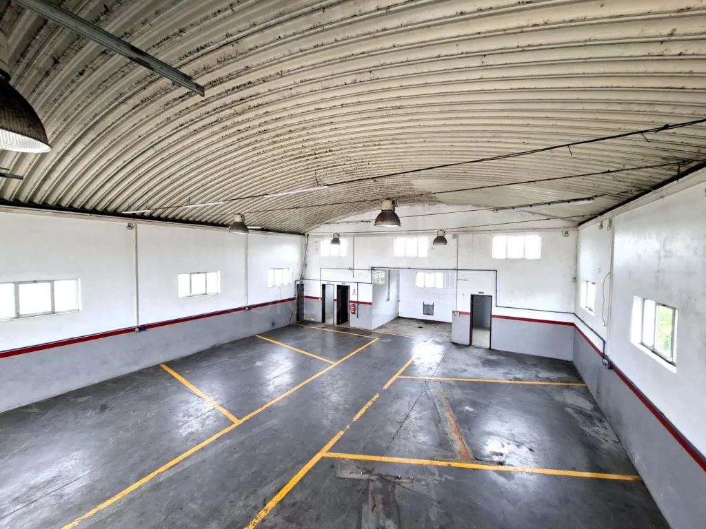 Industrial warehouse with 220m2 in Atouguia da Baleia