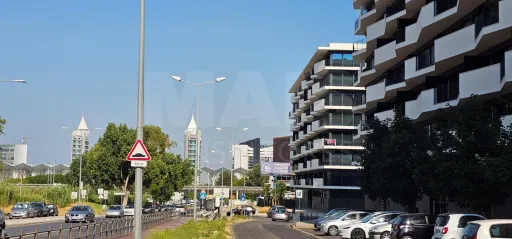 T1 Novo com Estacionamento - Av. Berlim, Olivais
