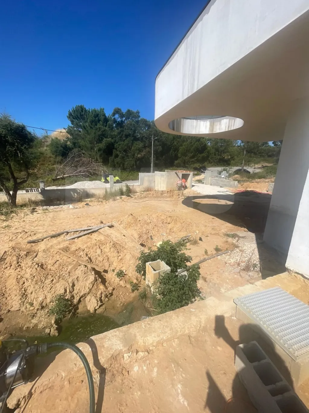 Moradia térrea contemporânea em fase final, com piscina infinita e jacuzzi em lote de 1.500 m²