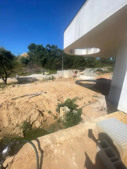Moradia térrea contemporânea em fase final, com piscina infinita e jacuzzi em lote de 1.500 m²
