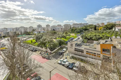 Apartamento T3 totalmente remodelado na Póvoa de Santa Iria com parqueamento