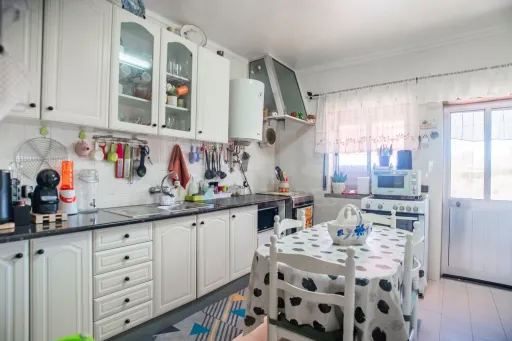 2-Bedroom Apartment in the Heart of Cadaval – Comfort, Location, and Potential!