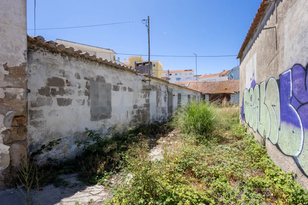 Terreno com 4 construções e 1 armazém no centro de Peniche