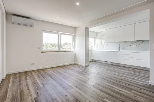 Apartamento T3 totalmente remodelado na Póvoa de Santa Iria com parqueamento