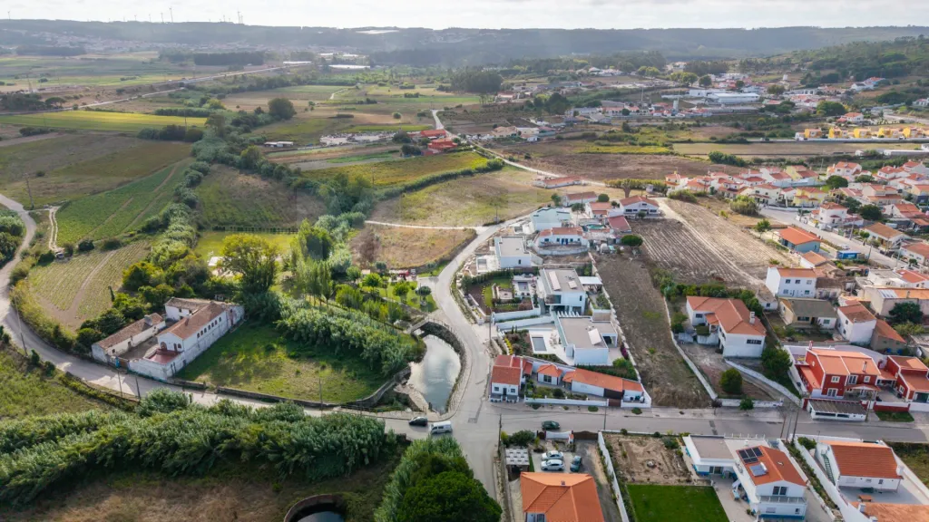 Moradia T4 com piscina em lote de 759m2 em Amoreira Óbidos