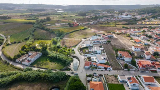 Moradia T4 com piscina em lote de 759m2 em Amoreira Óbidos
