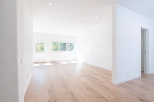 Apartamento T3 Remodelado em predio com 2 Elevadores no Barreiro junto à Avenida Bocage
