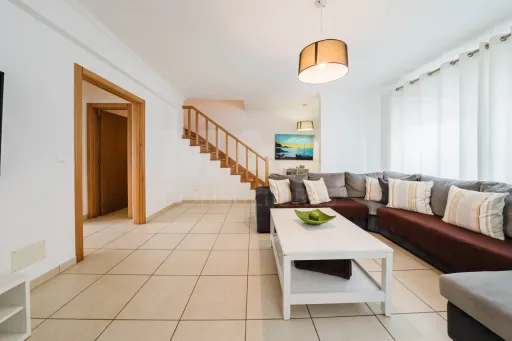 Moradia T3 Moderna com Jardim, Garagem e Excelente Exposição Solar na Atouguia da Baleia