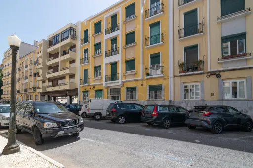 T4 com logradouro de 25 m2 no Areeiro