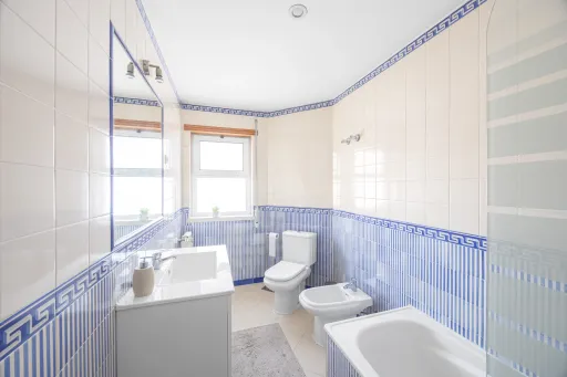 Apartamento T3 no Centro do Carregado | Parqueamento e Arrecadação