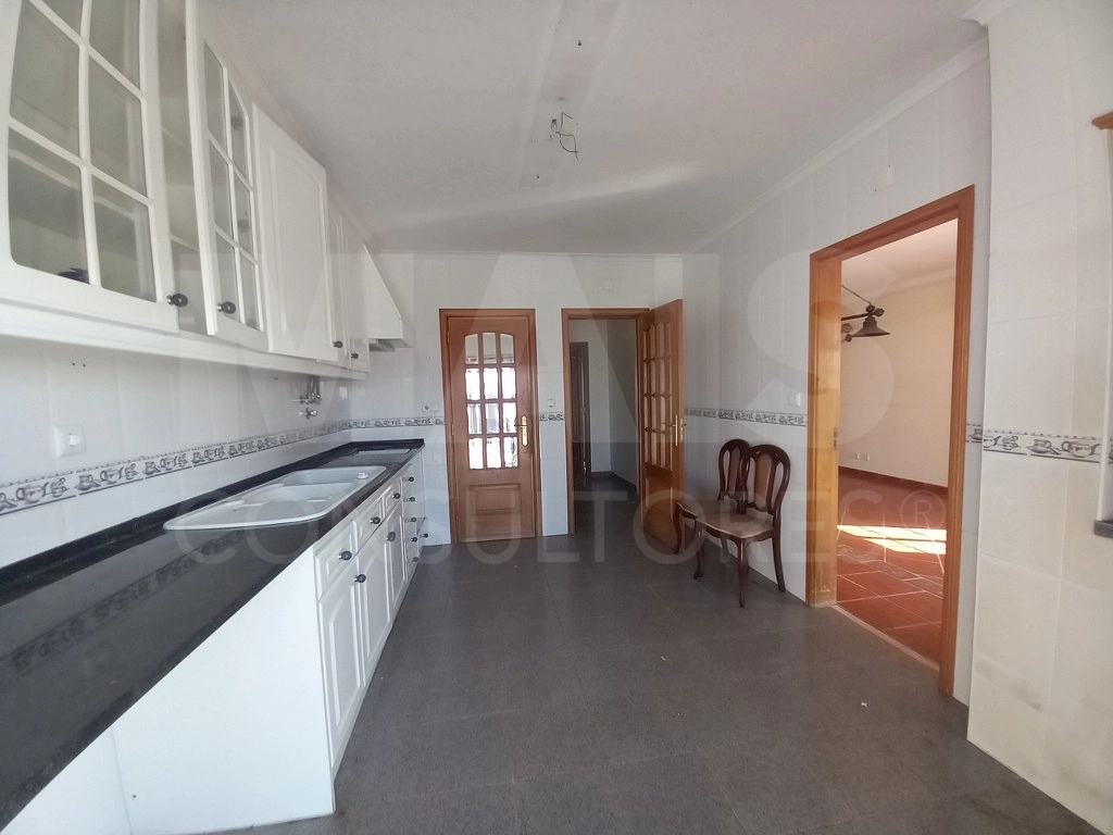 Moradia de 5 Assoalhadas em Ribamar C/ lote de 300m2 e Sótão amplo
