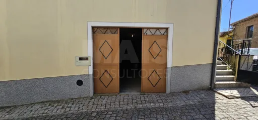 Moradia 2 Pisos centro Peroviseu c/ Terreno 500m2 e Garagem