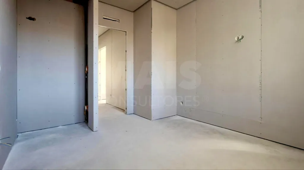 Moradia Térrea T4 com Suite Master, Piscina de Água Salgada, Garagem e Acabamentos Premium !