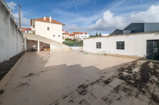 Two plots of urban land in Famões