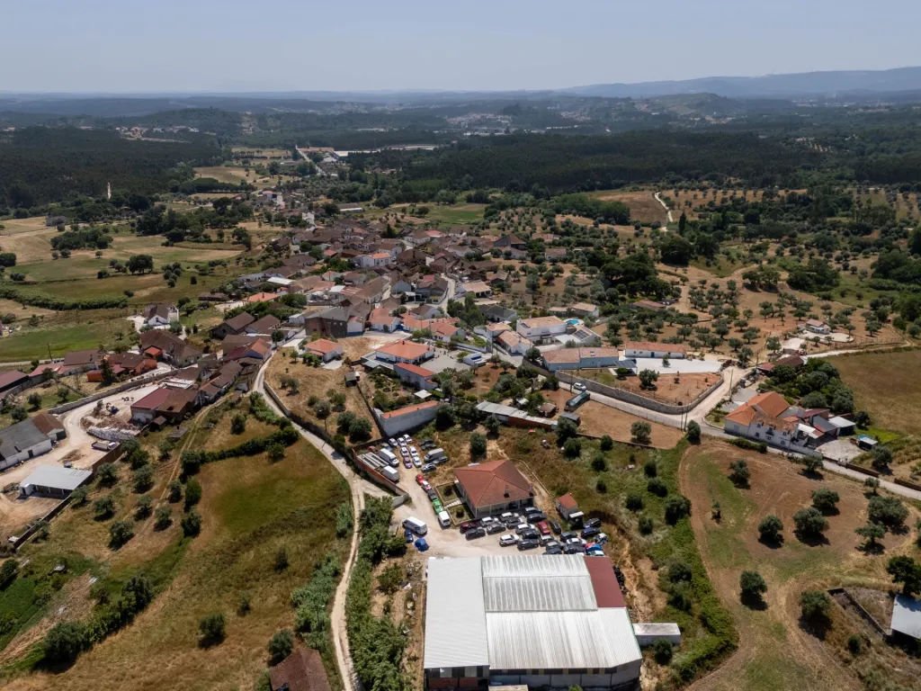 Moradia T2 em Alcanede, Santarém com Jardim e Terreno Urbano