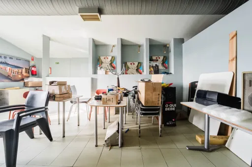Imóvel Comercial no Centro de Peniche com Possibilidade de Conversão em Habitação