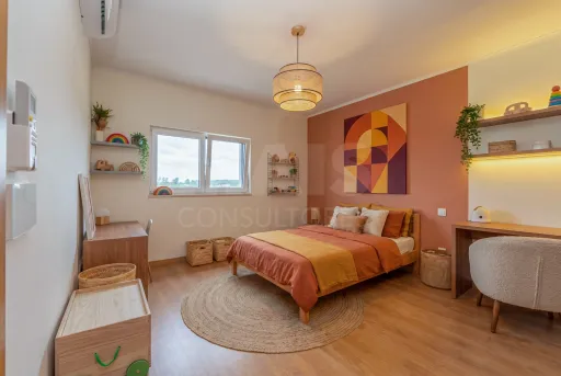 Moradia T4 térrea, semi-nova com terreno de 3500m2 em Salvaterra de Magos