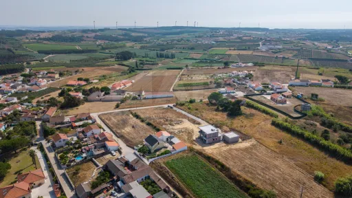 Moradia T4 nova com piscina em terreno de 2200m2