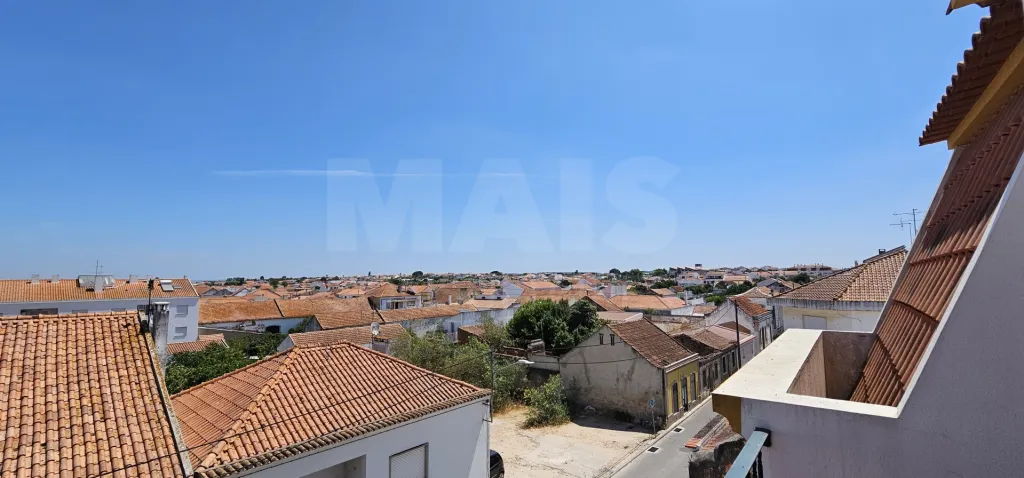 Apartamento T3 no Centro de Alpiarça | Áreas Generosas, Varandas e Excelente Localização