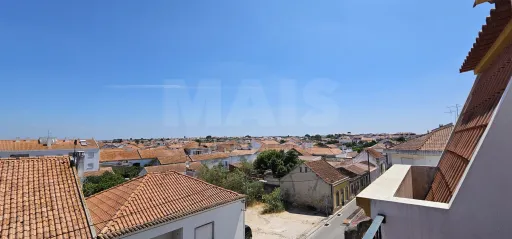 Apartamento T3 no Centro de Alpiarça | Áreas Generosas, Varandas e Excelente Localização