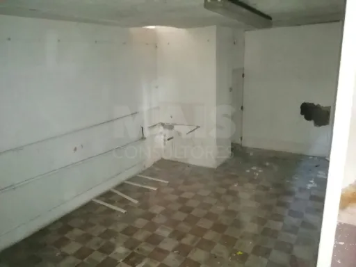 Prédio em Estoril a 100 mt do Casino para remodelação total