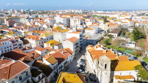 Oportunidade Única no Coração de Peniche — 124 m² com Potencial para Habitação