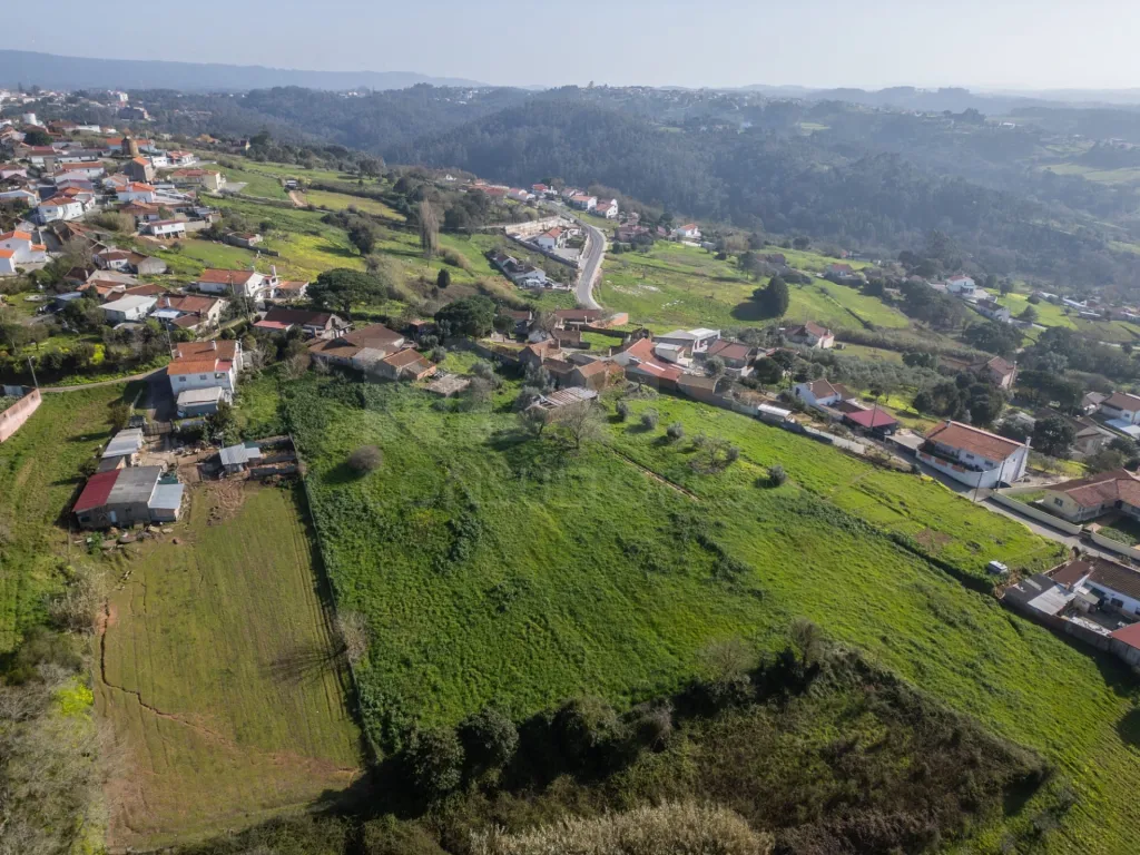 Oportunidade Única | Moradia com Terreno, Vista Aberta e Potencial de Valorização
