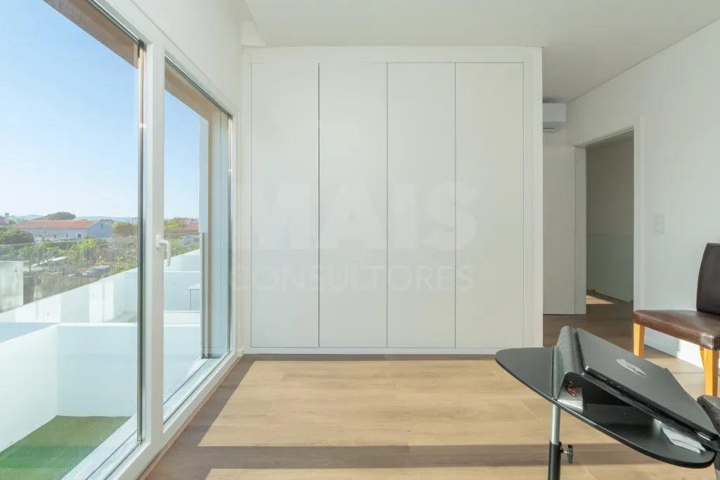 Moradia T3 contemporânea com piscina privada no Porto Alto