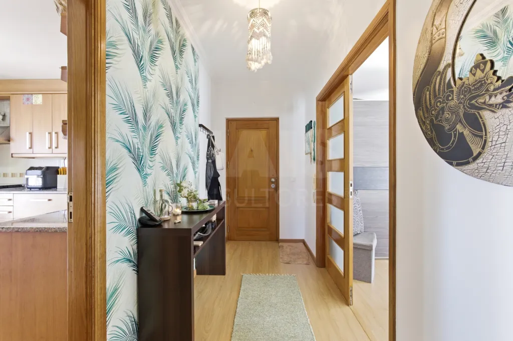 Apartamento T2 com varandas e arrecadação em Peniche