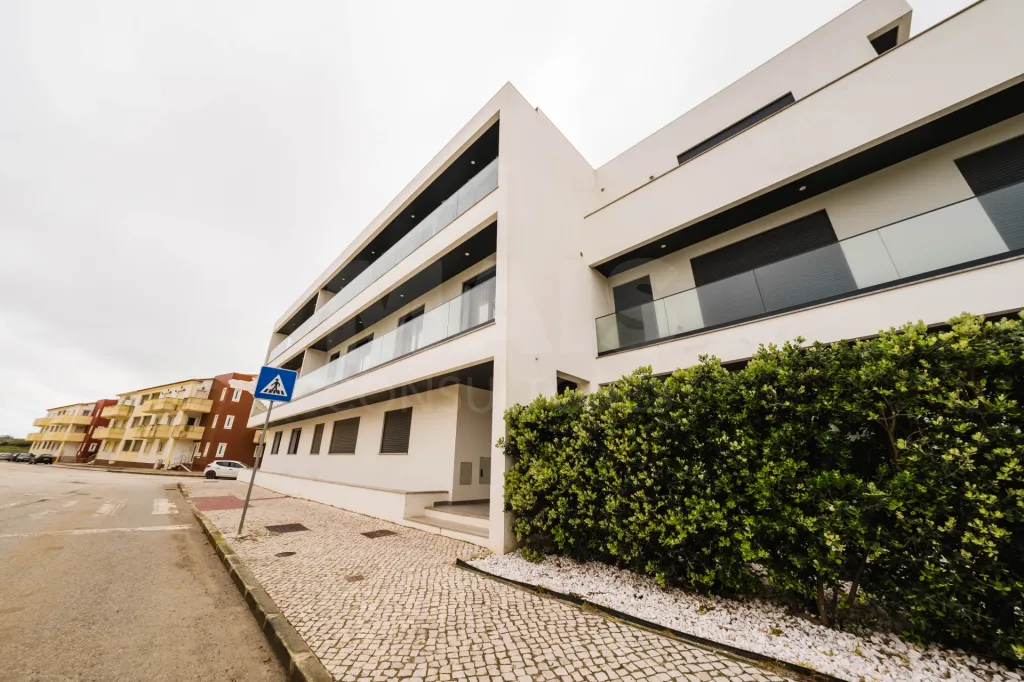 Apartamento T2 |Semi-novo | Varanda | Garagem Box |Atouguia da Baleia, Peniche