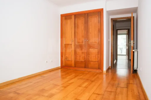 Amplitude e Conforto no Centro de Sobral de Monte Agraço Apartamento T2 Com Terraço