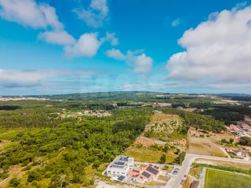 Moradia T3 Térrea com Garagem e Pátio no Nadadouro