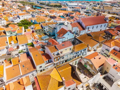 Apartamento T3+1 no Centro de Peniche com Terraço Privativo e Elevada Rentabilidade