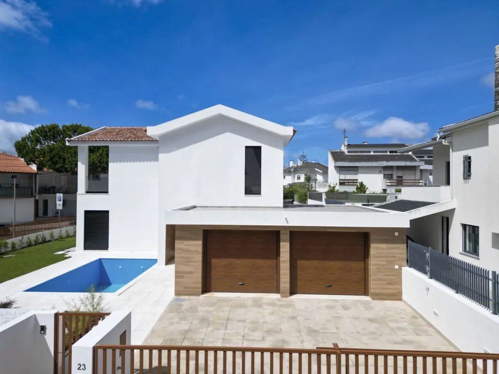 Moradia nova com piscina T4 em Linda a Velha