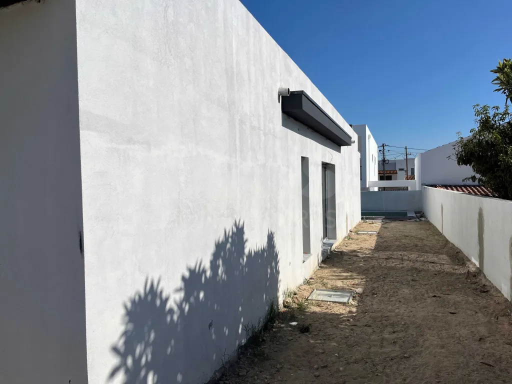 Exclusiva Moradia Térrea T3+1 com Piscina | Arquitetura Contemporânea | Excelentes Áreas