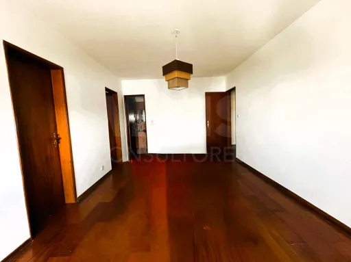 Apartamento T2 em Santo António dos Cavaleiros