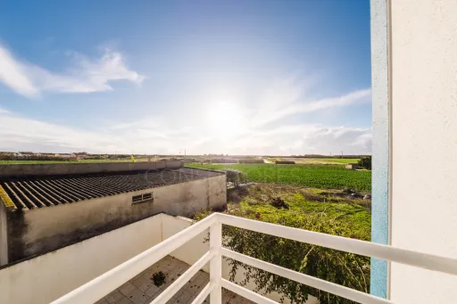 Moradia T3 com Excelente Exposição Solar e Potencial de Investimento a Poucos Minutos da Praia em Atouguia da Baleia