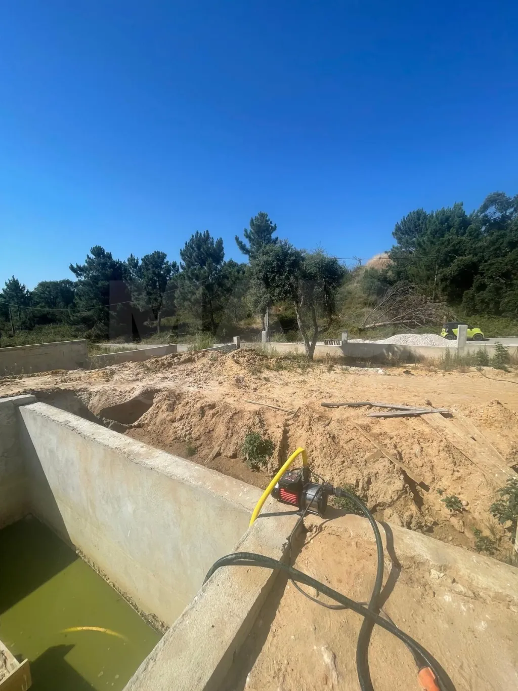 Moradia térrea contemporânea em fase final, com piscina infinita e jacuzzi em lote de 1.500 m²